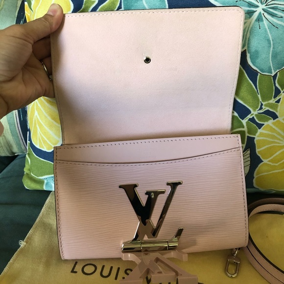 Authentic Louis Vuitton Epi Louise Crossbody Bag - Picture 3 of 9